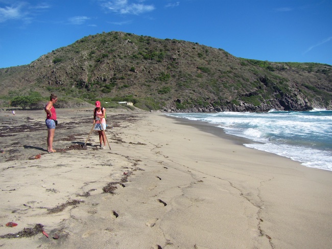 Idske and Fionne are measuring the slope of Zeelandia beach and compare dynamics in time