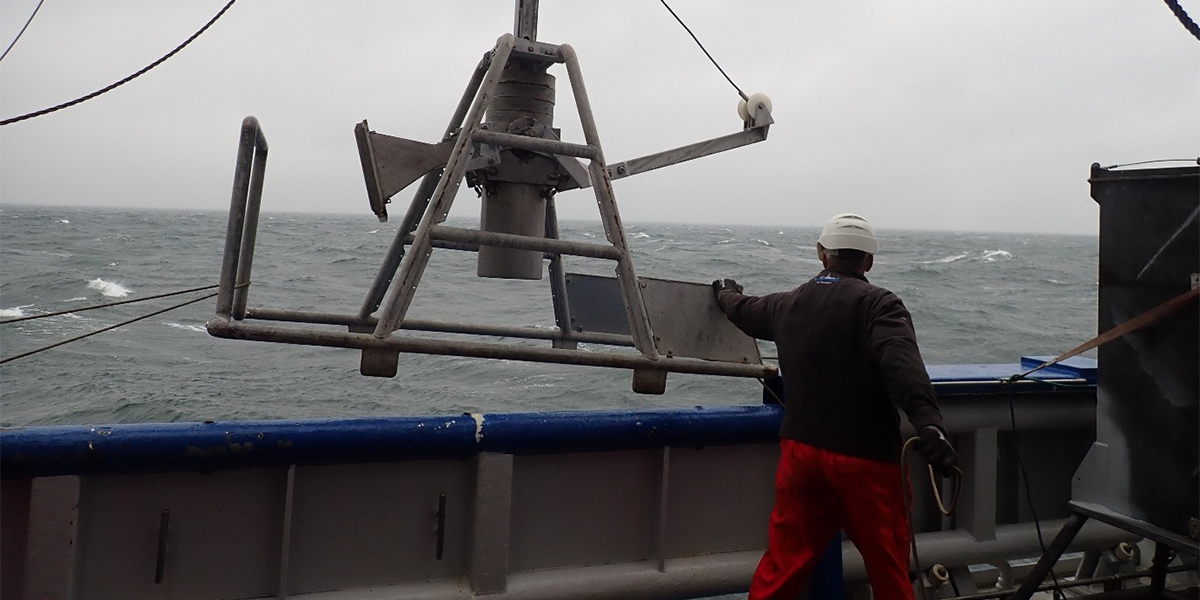 De Boxcorer wordt weg gezet om een monster van de bodem te nemen. Het zonnige weer van eerder deze week is verdwenen.